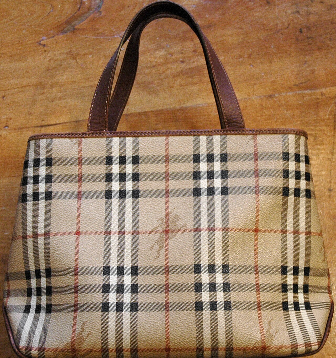 Burberryのチェック柄を大人っぽく持つ方法 のイメージ
