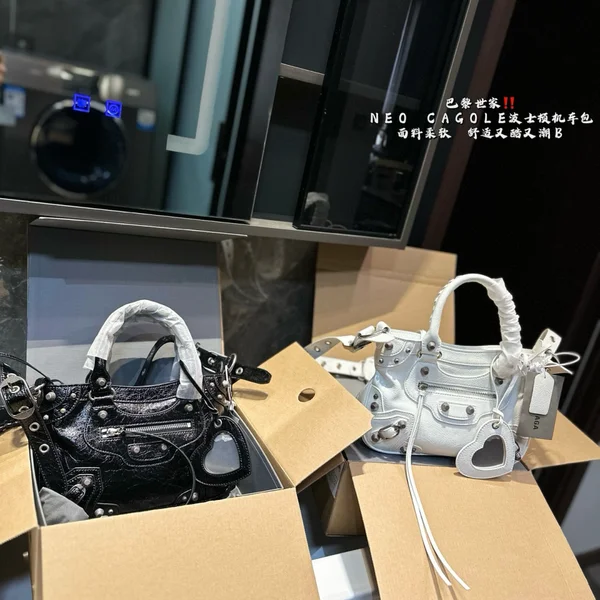 Balenciagaのバッグでつくる都会的なスタイル のイメージ