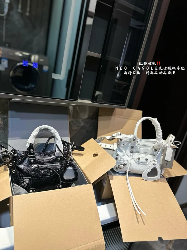 Balenciagaのバッグでつくる都会的なスタイル フォルムと全体バランス