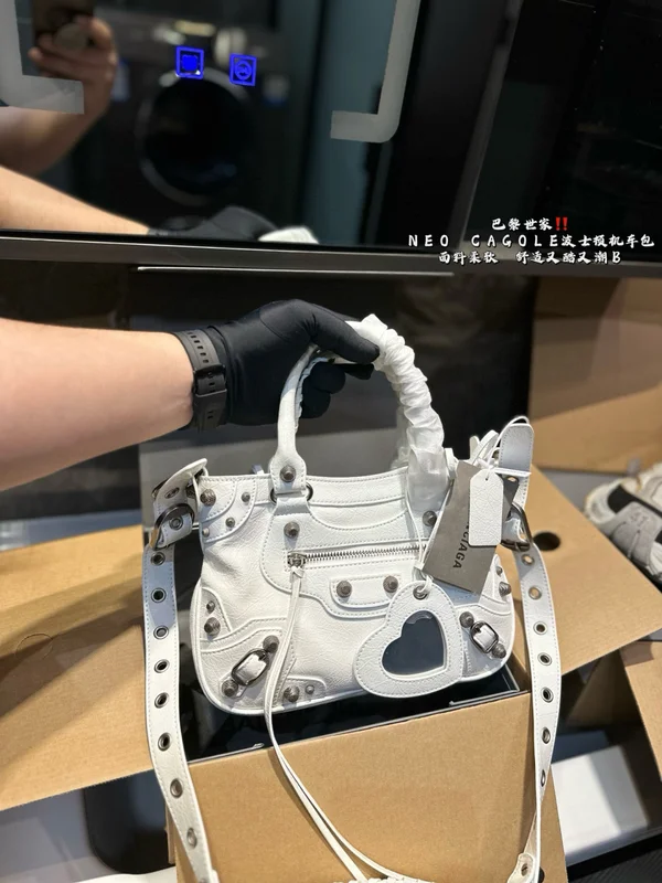 Balenciagaのバッグでつくる都会的なスタイル 素材・金具・開口部のディテール