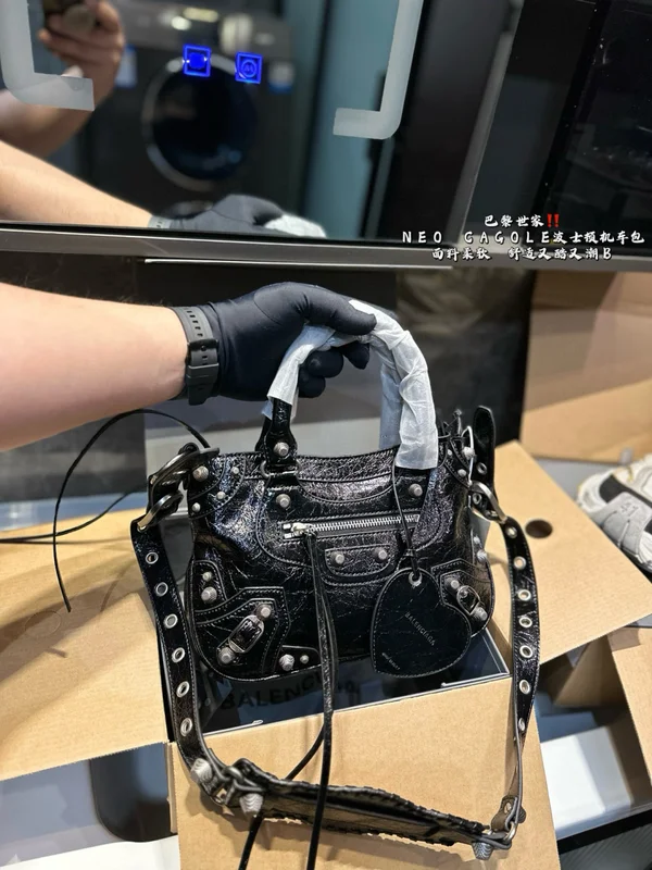 Balenciagaのバッグでつくる都会的なスタイル サイズ感と持ち方の参考