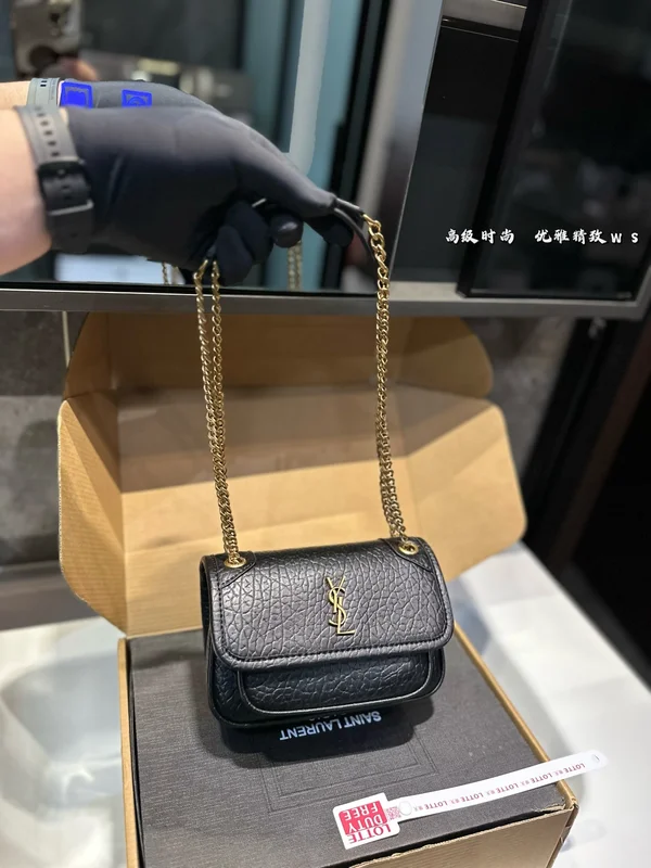 黒バッグだけでつくる大人の秋冬コーデ フォルムと全体バランス
