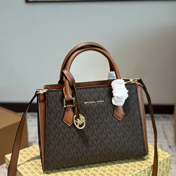 CoachとMichael Kors｜日常使いしやすいバッグ比較 素材・金具・開口部のディテール