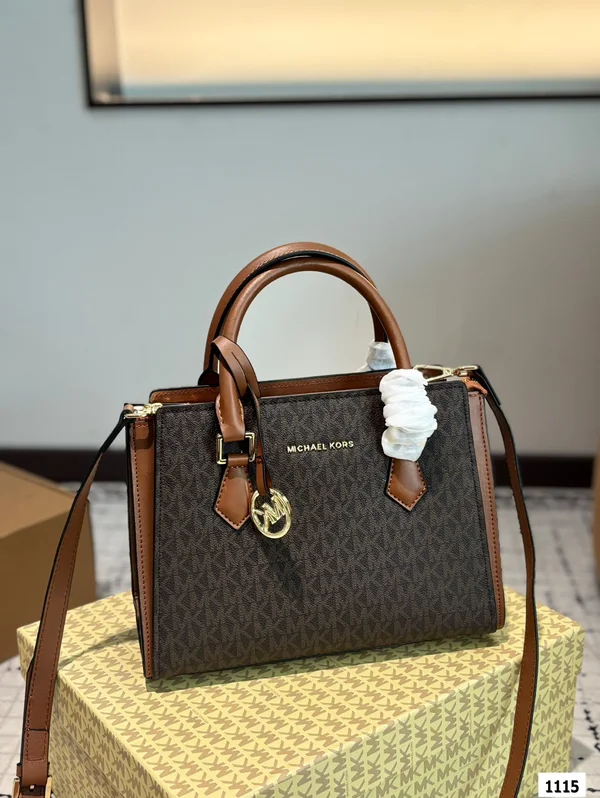 CoachとMichael Kors｜日常使いしやすいバッグ比較 サイズ感と持ち方の参考