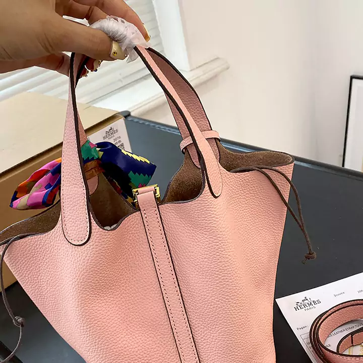 母の日に贈りたい上品なブランドバッグ 素材・金具・開口部のディテール