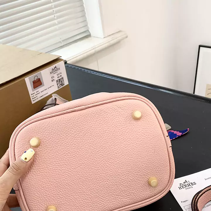 母の日に贈りたい上品なブランドバッグ サイズ感と持ち方の参考