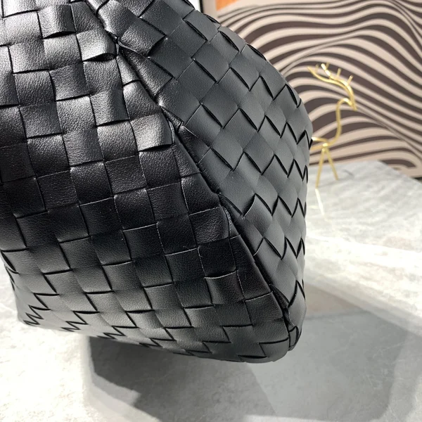 Bottega Venetaの編み込みデザインを楽しむ フォルムと全体バランス