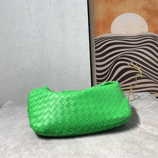 Bottega Venetaの編み込みデザインを楽しむ 素材・金具・開口部のディテール