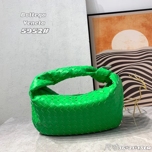 Bottega Venetaの編み込みデザインを楽しむ サイズ感と持ち方の参考