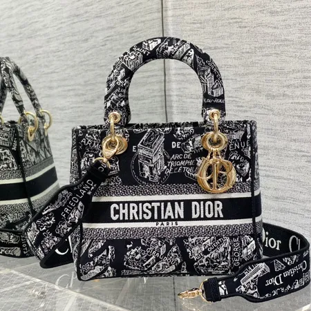 Diorの上品なバッグスタイルを楽しむ のイメージ