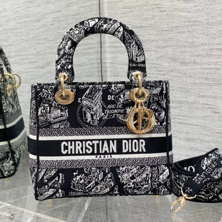 Diorの上品なバッグスタイルを楽しむ フォルムと全体バランス