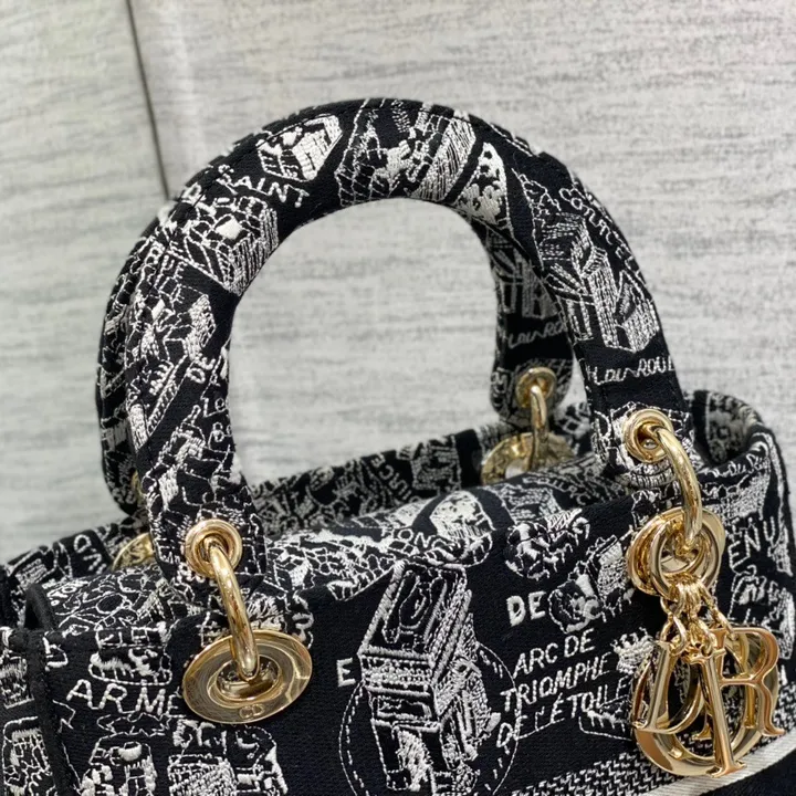 Diorの上品なバッグスタイルを楽しむ 素材・金具・開口部のディテール
