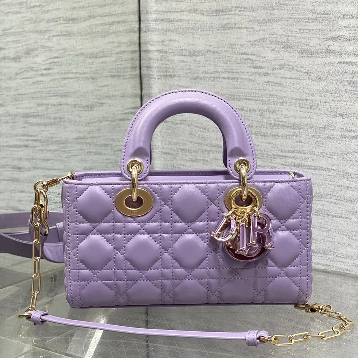 年末のお出かけに選びたい華やかバッグ フォルムと全体バランス