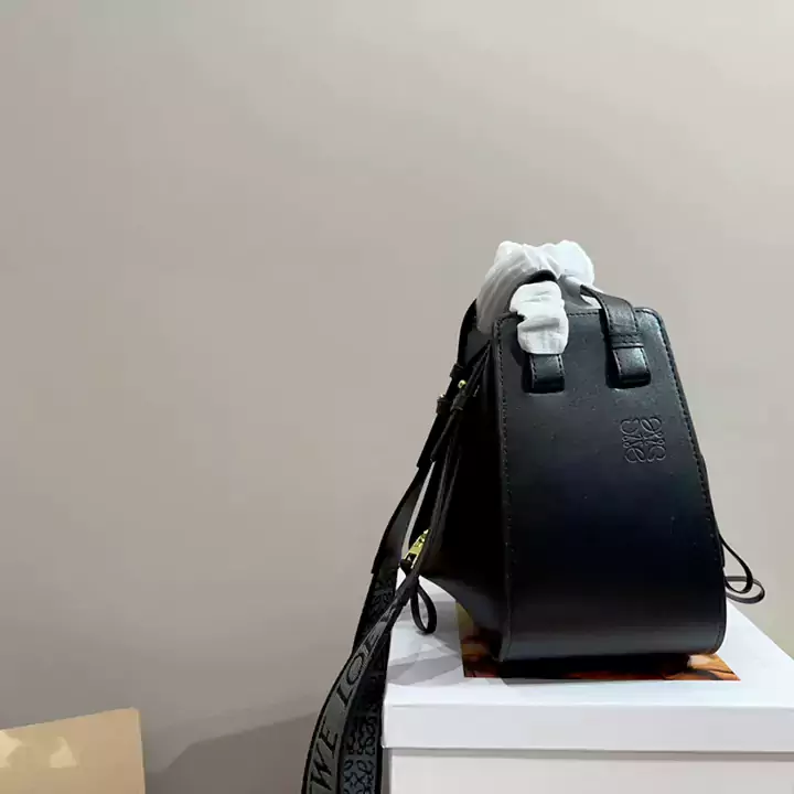 Loeweバッグの魅力｜柔らかな革と個性的な形 フォルムと全体バランス