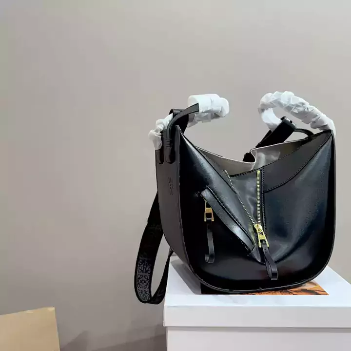 Loeweバッグの魅力｜柔らかな革と個性的な形 サイズ感と持ち方の参考