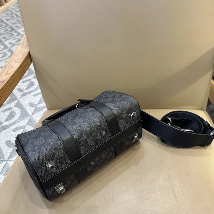 大切な人と楽しむペアバッグ・シェアバッグ サイズ感と持ち方の参考