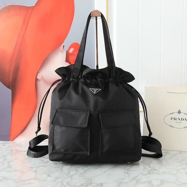 Pradaのナイロンバッグ｜軽さと実用性の魅力 のイメージ