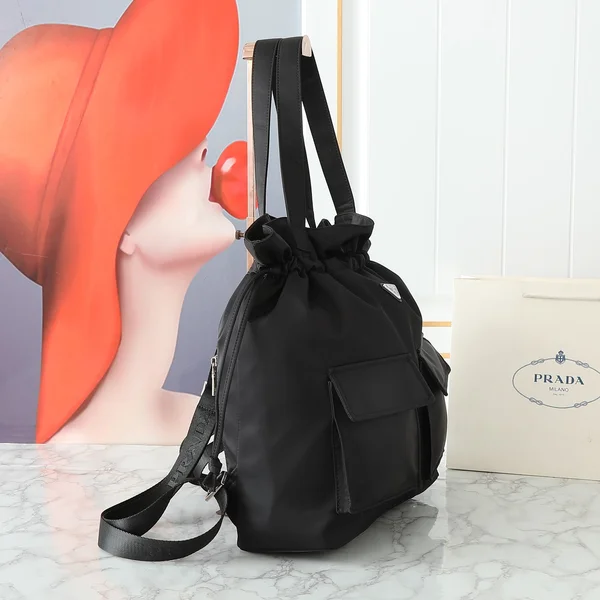 Pradaのナイロンバッグ｜軽さと実用性の魅力 サイズ感と持ち方の参考