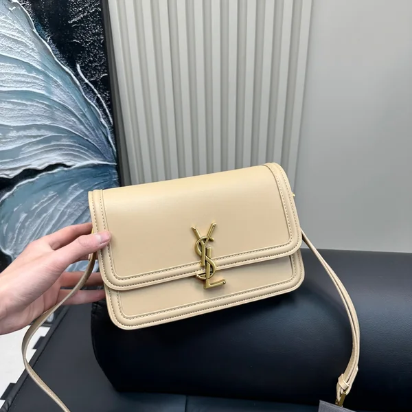 Saint Laurentのバッグで楽しむシックな装い のイメージ