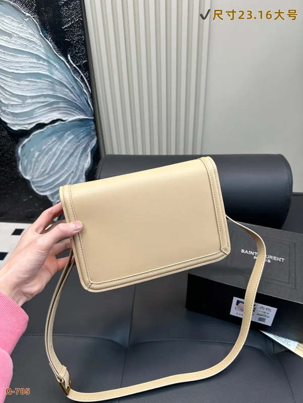 Saint Laurentのバッグで楽しむシックな装い 素材・金具・開口部のディテール