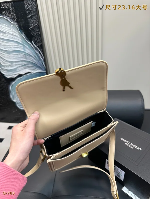 Saint Laurentのバッグで楽しむシックな装い サイズ感と持ち方の参考