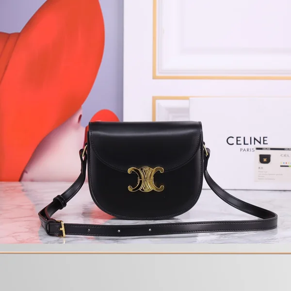 Celineのミニマルバッグが大人に人気の理由 のイメージ