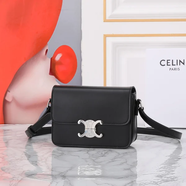 Celineのミニマルバッグが大人に人気の理由 フォルムと全体バランス