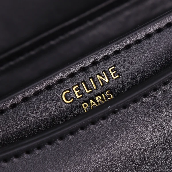 Celineのミニマルバッグが大人に人気の理由 サイズ感と持ち方の参考